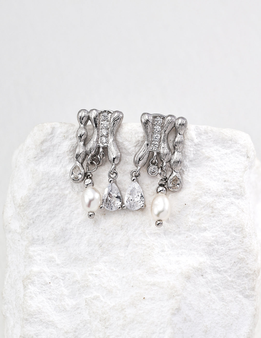 【Keliana】S925ウェーブメタル×パールピアス｜2色選択可｜ギフト対応