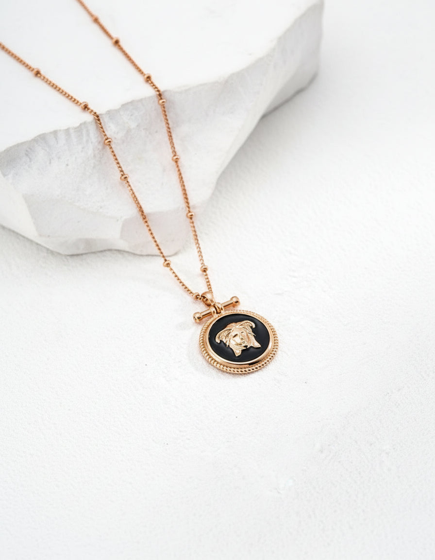 【Keliana】S925ブラックエンブレムペンダントネックレス｜高級感あふれるモダンデザイン｜ギフト対応