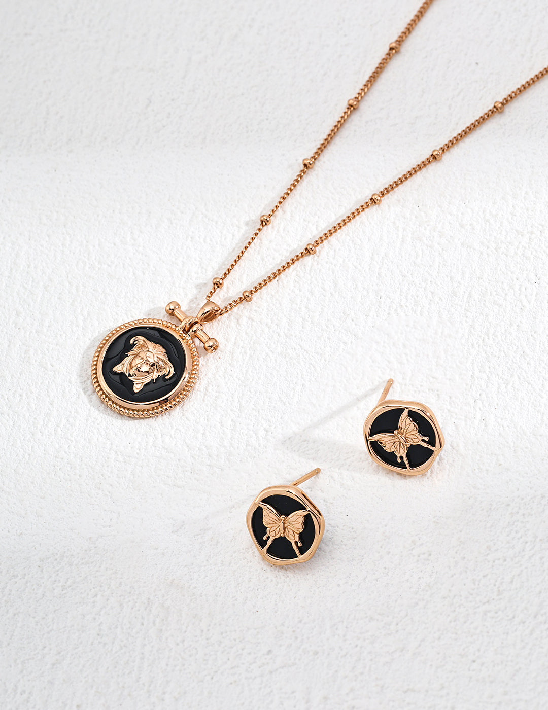 【Keliana】S925ブラックエンブレムペンダントネックレス｜高級感あふれるモダンデザイン｜ギフト対応