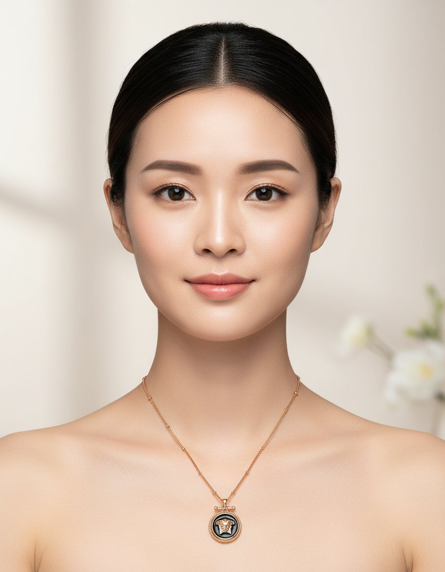 【Keliana】S925ブラックエンブレムペンダントネックレス｜高級感あふれるモダンデザイン｜ギフト対応